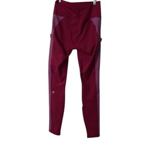 Nwot Stylish active and performance wear. small side pockets.